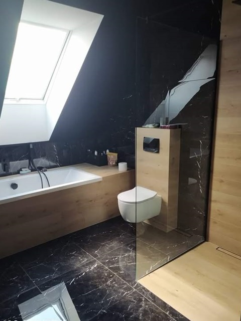 ajtó nélküli épített zuhanyzó 