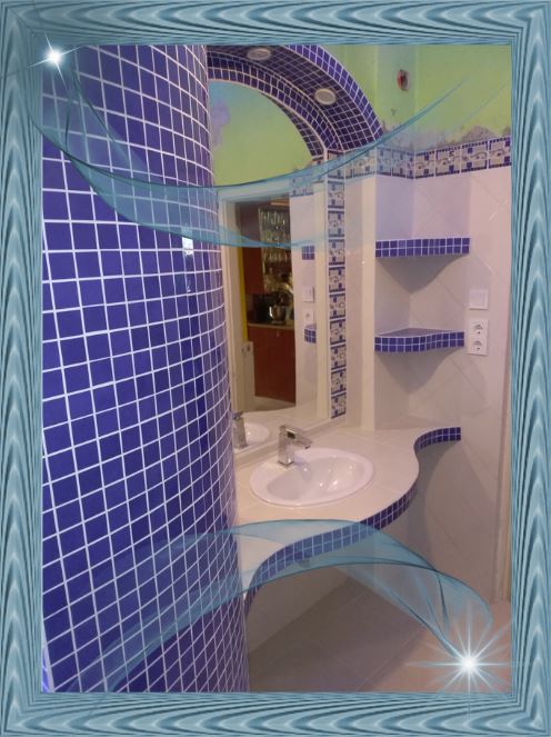 ívelt fürdőszoba fal burkolattal